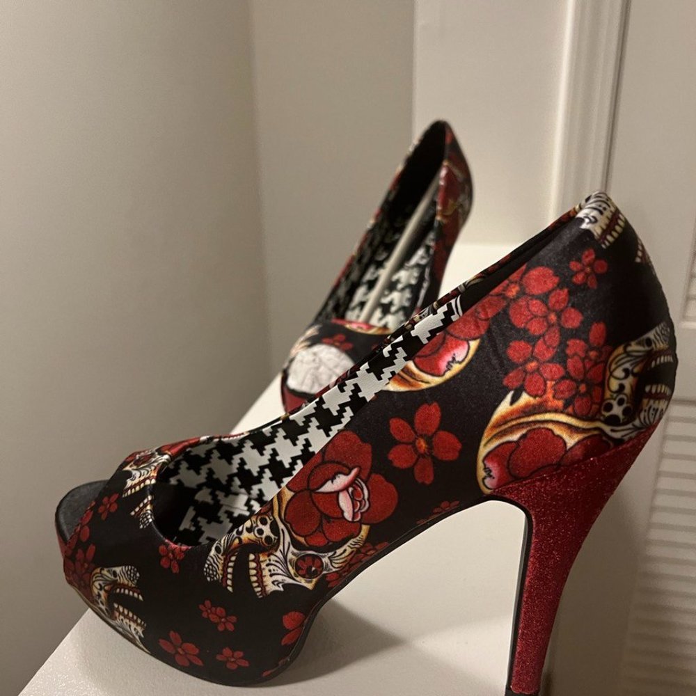 Limited Edition Iron Fist Slow Dance Platform Size 10 NWOT Glittered Heel